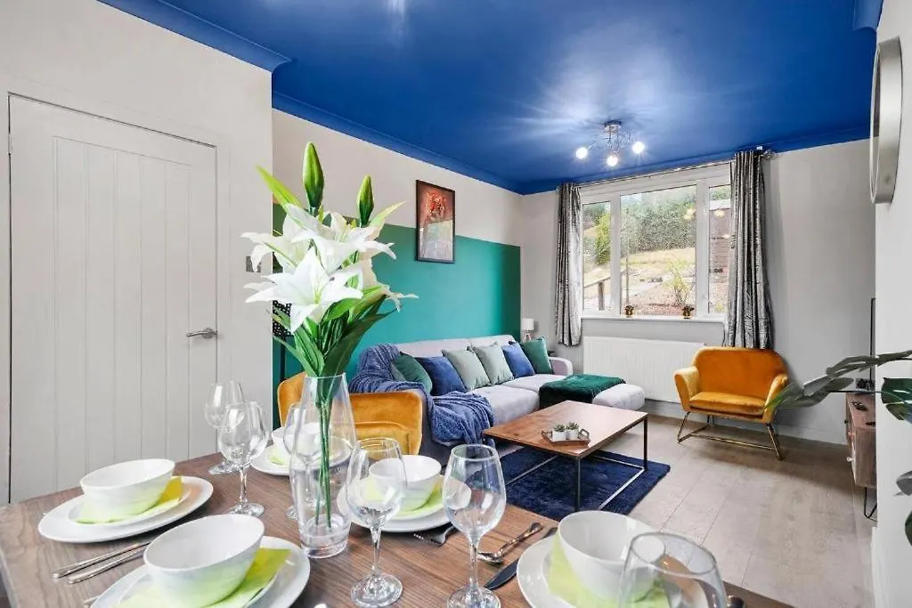 Stylish Sheffield Abode - Parking - Sleeps 7 Βίλα