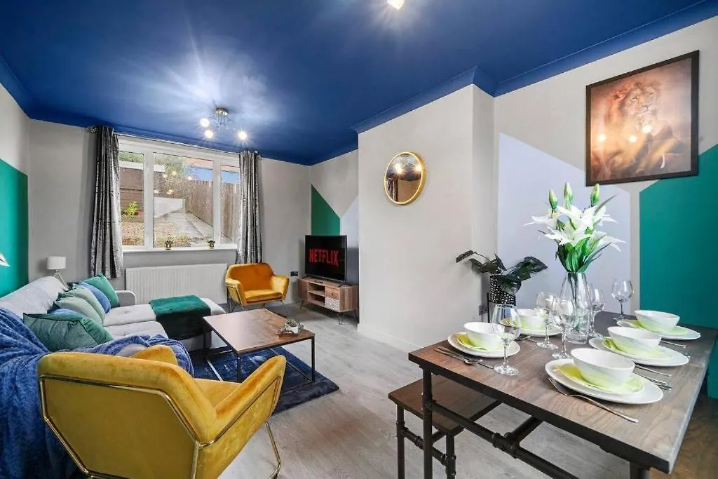 Σπίτι διακοπών Stylish Sheffield Abode - Parking - Sleeps 7 Βίλα