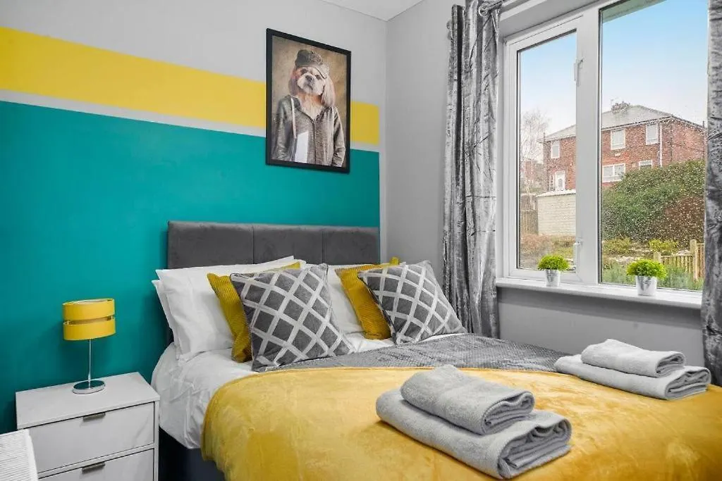 Stylish Sheffield Abode - Parking - Sleeps 7 Villa
